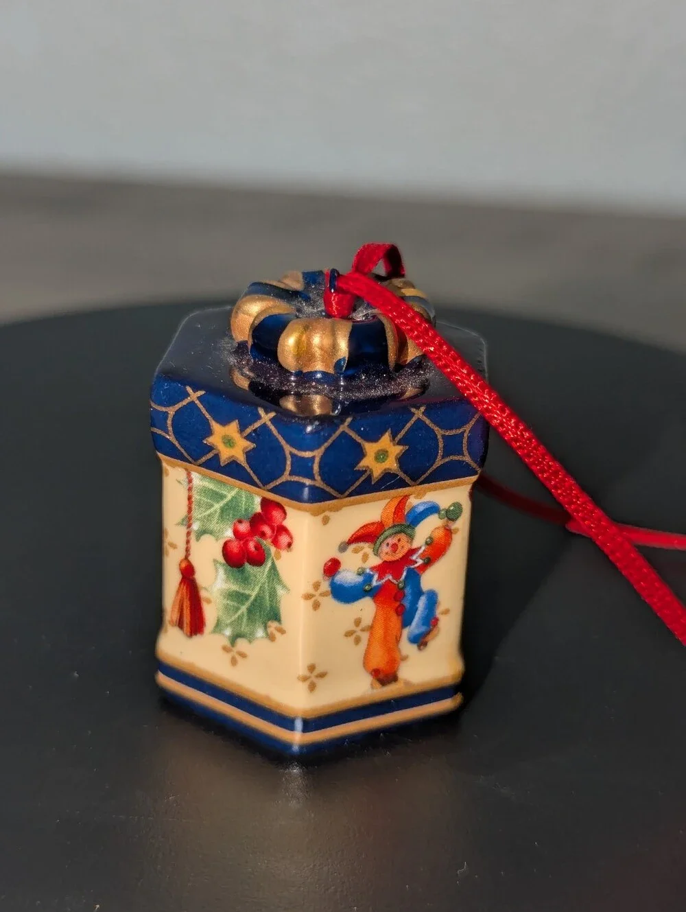 STUNNING VINTAGE LOT! Villeroy & Boch Porcelain Christmas Ornaments Set of four